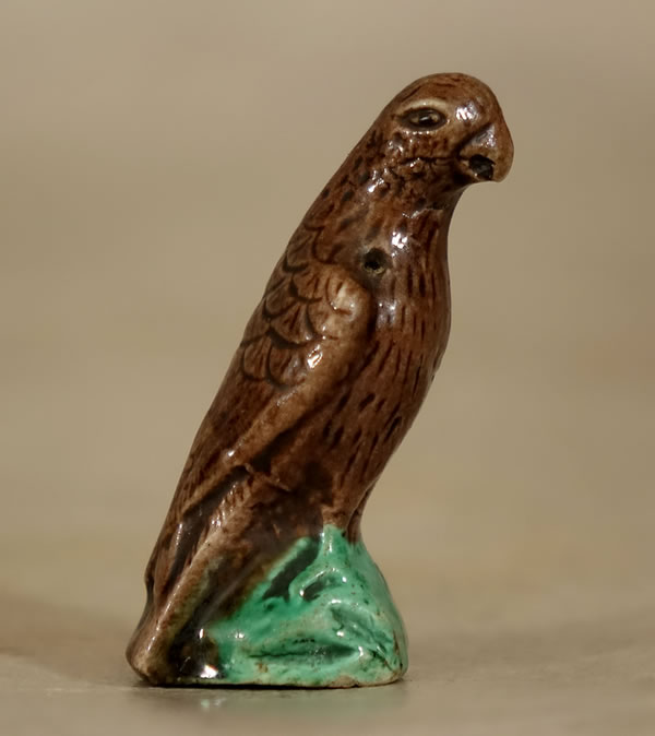 Petit perroquet en porcelaine de Chine &agrave; gla&ccedil;ure aubergine d'&eacute;poque Kangxi