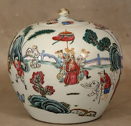 Pot &agrave; gingembre couvert &agrave; d&eacute;cor de sc&egrave;nes de cour chinoises Chine &eacute;poque Qing