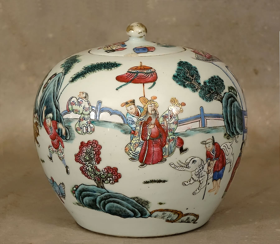 Pot &agrave; gingembre d&eacute;cor de sc&egrave;nes de cour chinoise Chine &eacute;poque Qing
