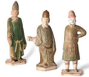 Trois statuettes terre cute a glacure verte Chine &eacute;poque Ming