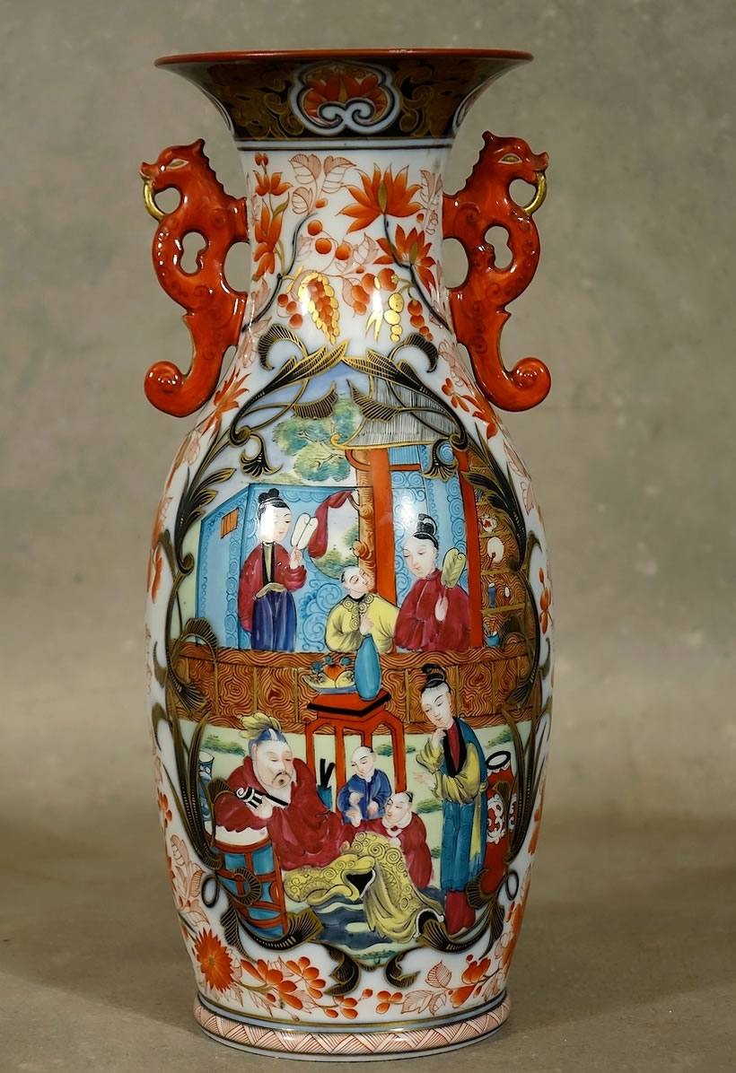 Grand vase en porcelaine de Bauyeux sign&eacute; au caduc&eacute;e sc&egrave;nes chinoises