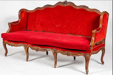 Canapé à dossier plat triple évolution estampillé Pierre Nogaret à Lyon en noyer mouluré et sculpté XVIIIe