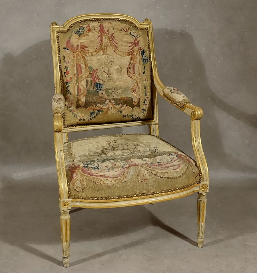 Fauteuils d'apoque Louis XVI en hêtre laqué et doré et tapisseries d'Aubusson