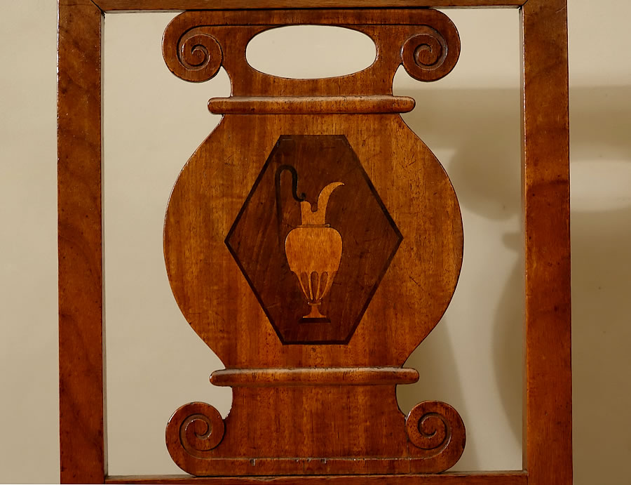Paire-de-chaisesà-l'étrusque-Directoire-décor-amphore 