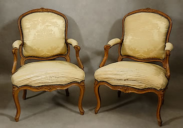 Paire de fauteuils époque Louis XV à dossiers plats en hêtre Paris XVIIIe siècle