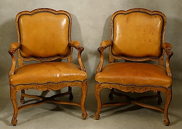 Paire de fauteuils Régence cannés en noyer sculpté XVIIIe