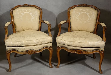 paire de larges fauteuils Louis XV cabriolets estampillés Michel Gourdin