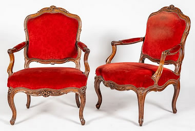 Paire de fauteuils à dossiers plats estampillés Pierre Nogaret à Lyon en noyer mouluré et sculpté XVIIIe