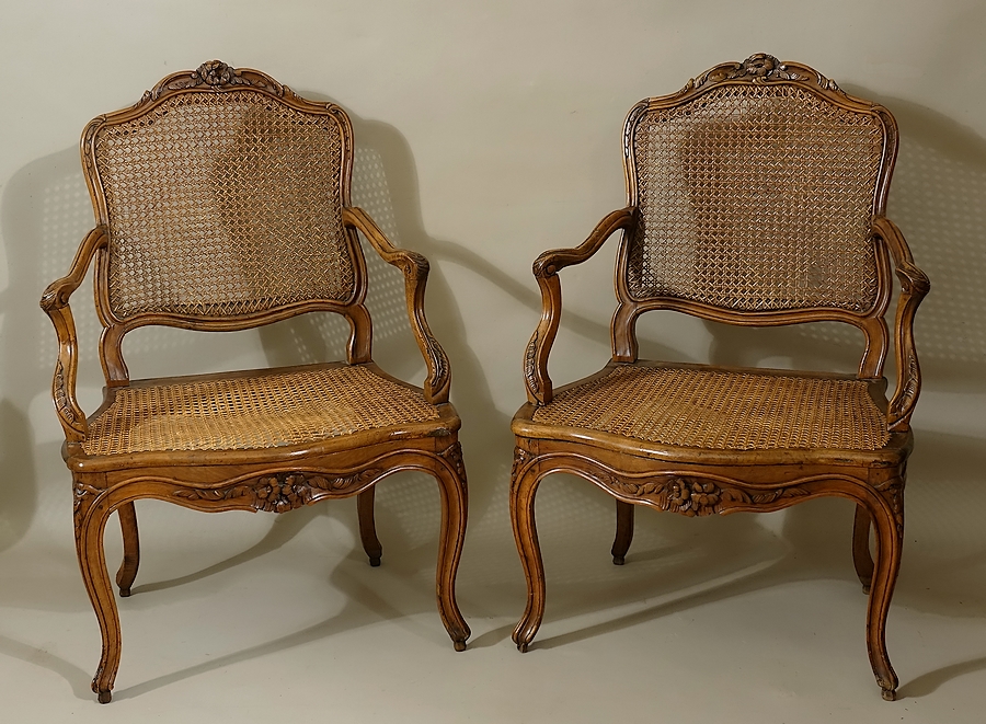 Paire-fauteuils-epoque-Louis-XV-canne-noyer-sculpte