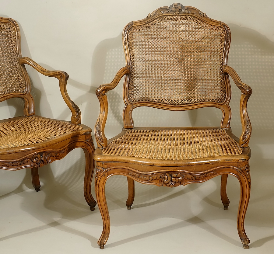 fauteuil-canné-lyonnais-Louis-XV-18e