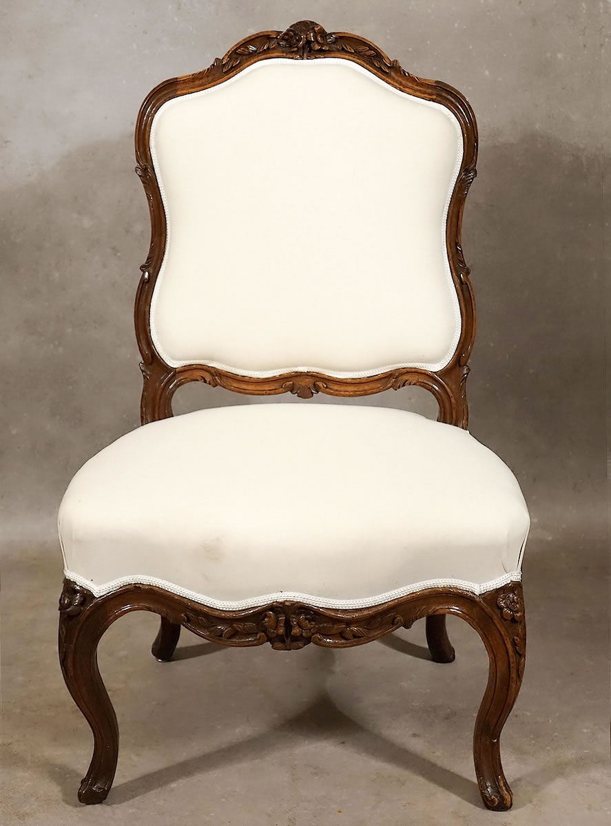 Chaise à la Reine Louis XV en noyer sculpté estampillée Pierre Nogaret