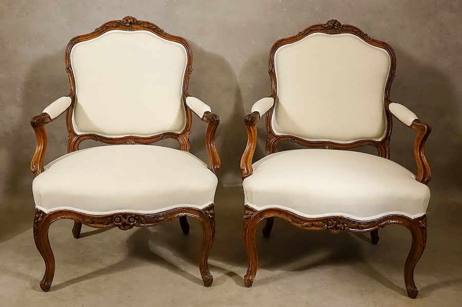 Paire de fauteuils en noyer estampill&eacute;s Pierre Nogaret menuisier lyonnais XVIIIe