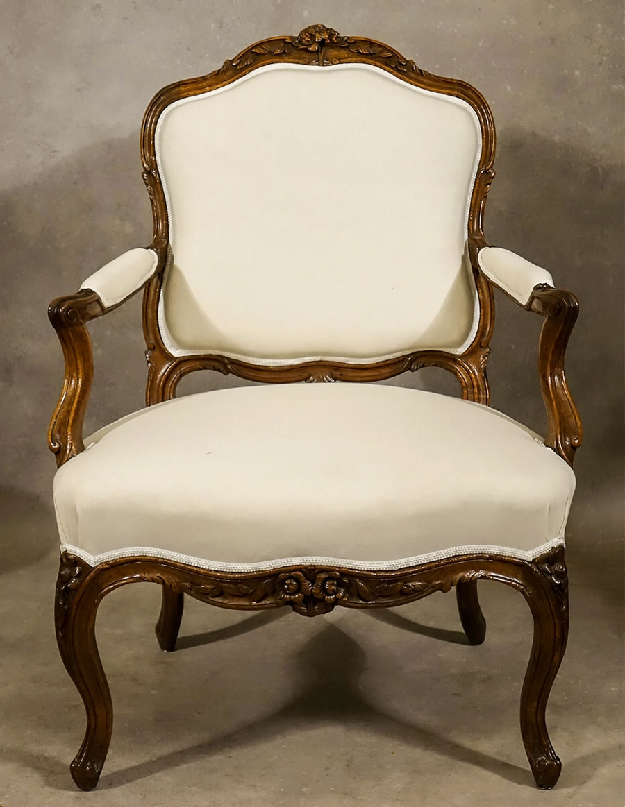 fauteuil estampill&eacute; Nogaret d'un ensemble de salon 