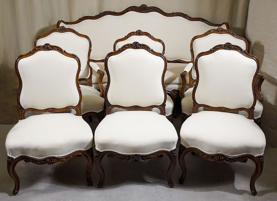Vue d'ensemble du mobilier de salon Louis XV estampillé Pierre Nogaret à Lyon