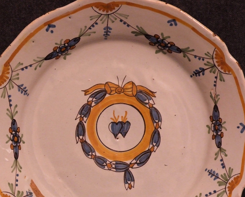 assiette de mariage a decor polychrome au centre de deux cSurs enflammes