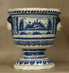 Vase ou caisse à oranger à piédouche en faïence de nevers d'époque Louis XIV