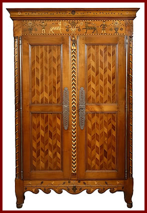 armoire art populaire en intarsia Bretagne d&eacute;cor de chasse au loup &agrave; d&eacute;cor d'intarsias anthropomorphes et zoomorphes 