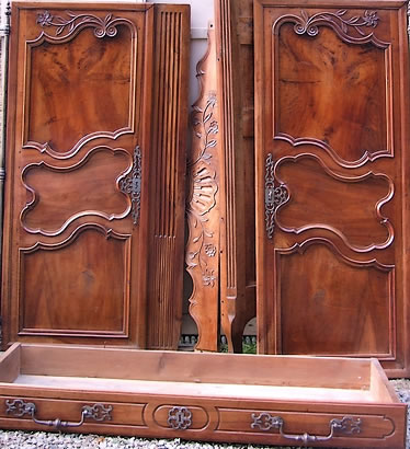 Armoire de Sennecey-le- Grand en noyer attribu&eacute;e &agrave; Mauguin