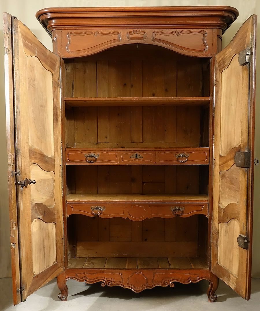 Intérieur compartimenté à tiroirs d'une armoire provençale