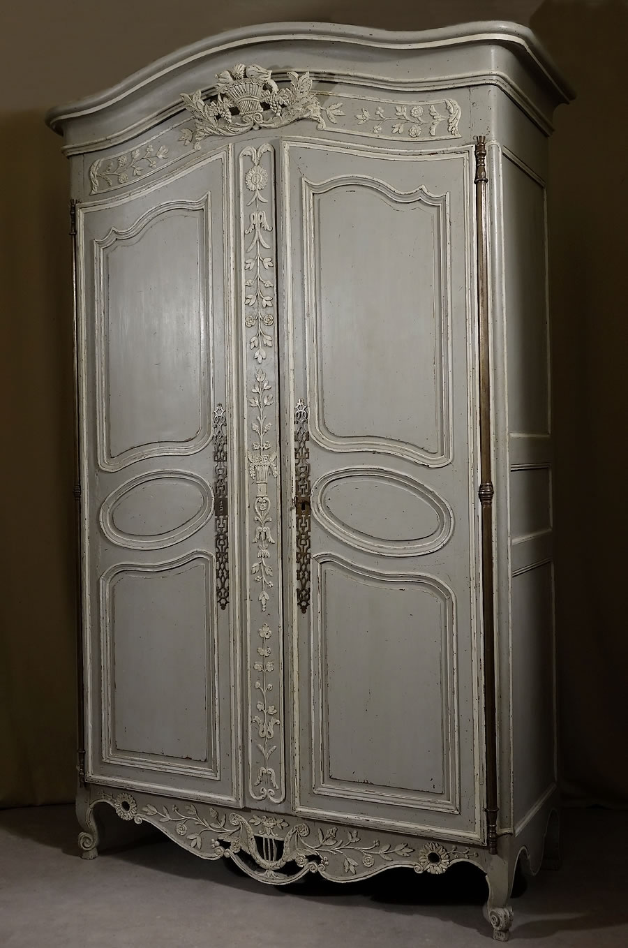 armoire-de-mariage-nîmoise-noyer-sculpté-rechampi-XVIIIe