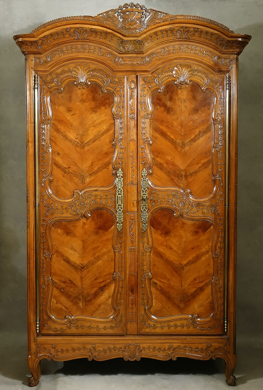 Armoire rennaise de mariage double cintre signée Croizé datée 1848 en merisier richement sculpté