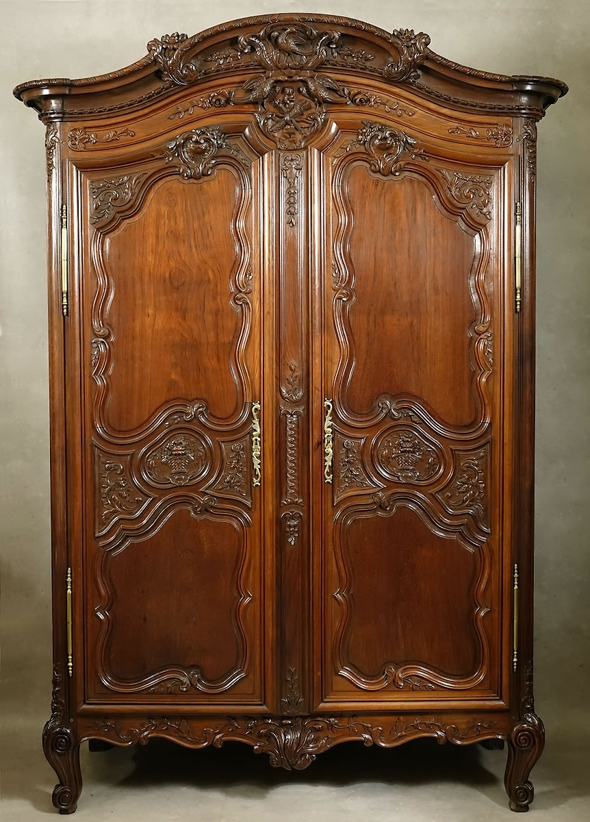 Exceptionnelle armoire normande d'armateur en acajou massif richement moulur&eacute; et sculpt&eacute;. Le Havre, fin du XVIIIe si&egrave;cle