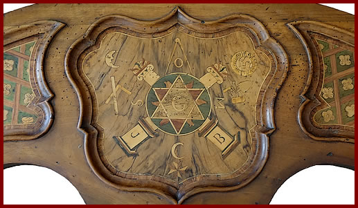 Armoire Louis XV maçonnique bourguignonne en noyer massif à marqueterie à la reine et florale XVIIIe, vignette détourée