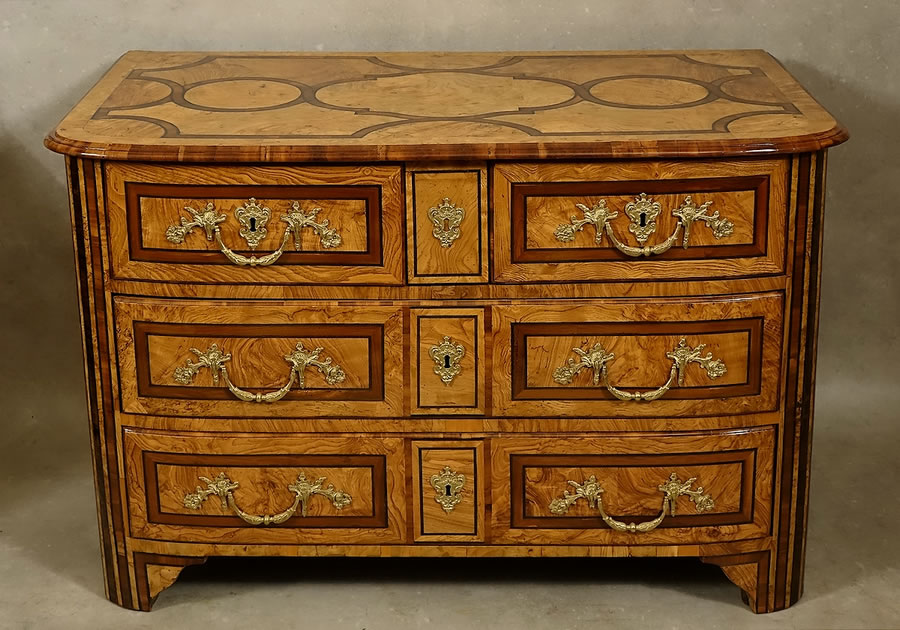 Commode grenobloise Louis XIV en placage et marqueterie de frêne olivier et prunier Grenoble XVIIIe