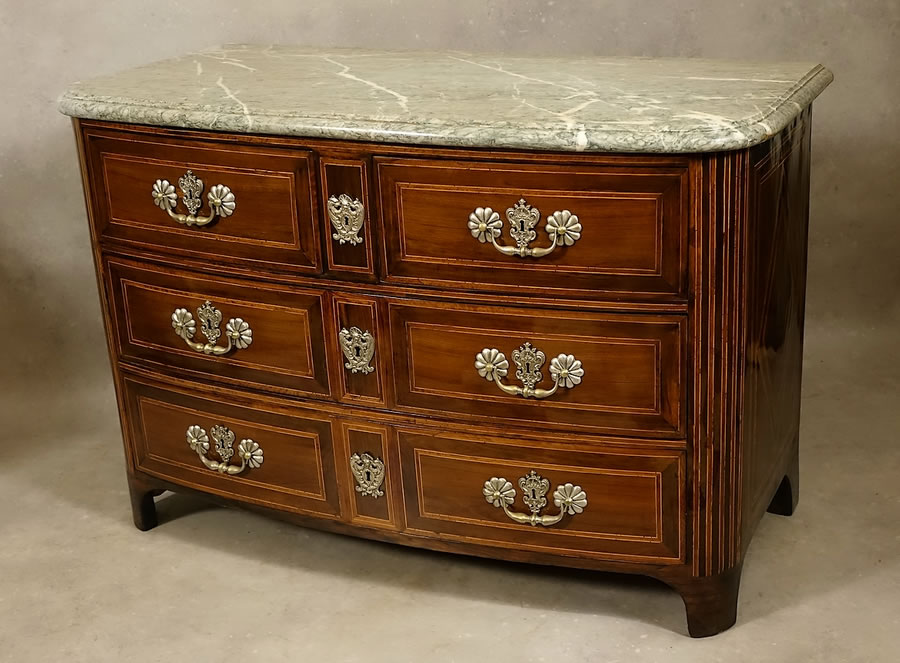 Commode d'époque Régence en placage de satiné et d'amarante Paris début 18e