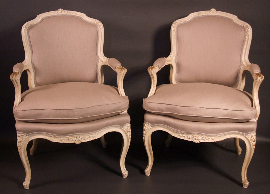 Paire de fauteuils de style Louis XV en bois laqu
