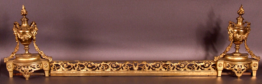 Garniture-bronze-doré-Louis-XVI-aux-satyres.JPG
