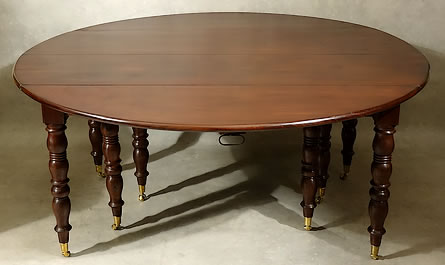 Grande table à rallonges à huit pieds de banquet en acajou massif d'époque Empire