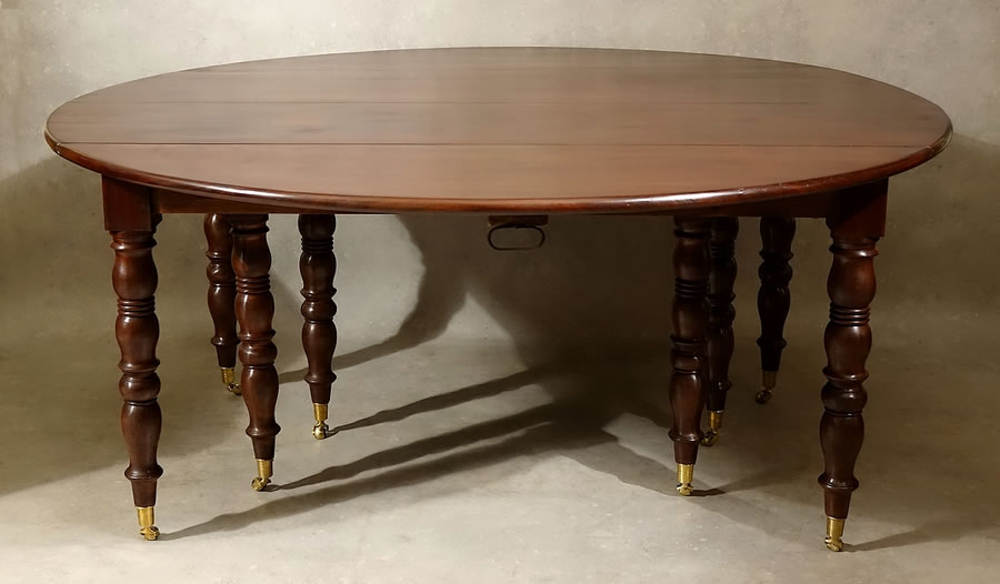 Très grande table ronde à volets à sept allonges en acajou massif
