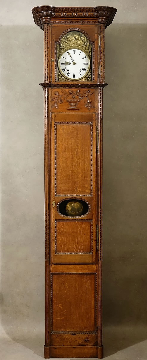 Horloge viroise en ch&ecirc;ne moulur&eacute; et sculpt&eacute; Vire XIXe si&egrave;cle