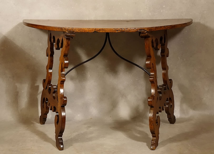 Table console à piedsw lyre italienne en noyer d'une paire Toscane XVIIe