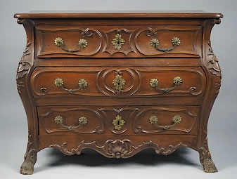 Petite commode tombeau galbée en noyer richement sculpté Languedoc XVIIIe