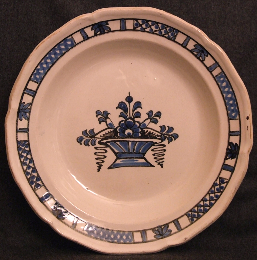 Plat-cul-noir-faience-Rouen-Forges-les-Eaux.jpg