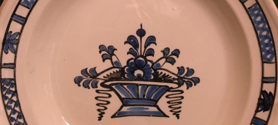 grand-plat-cul-noir-faience-Rouen-Forges-les-Eaux