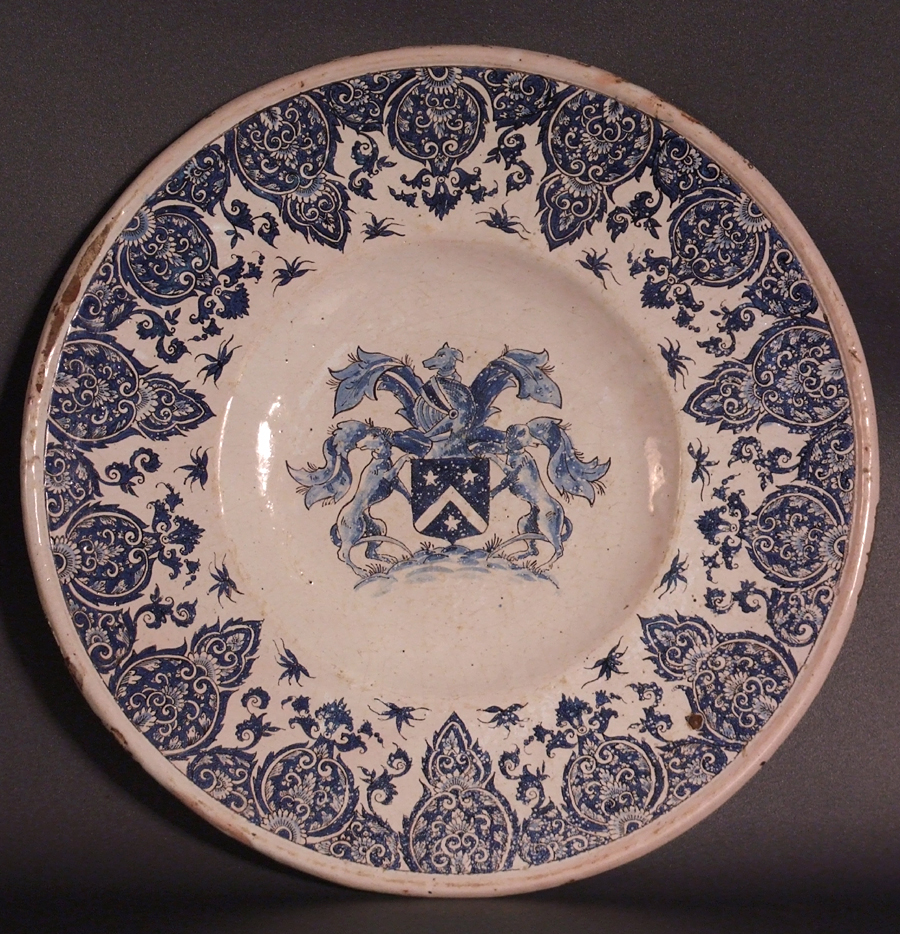 Grand plat d'apparat en faïence de Rouennnais vers 1700 - 1720