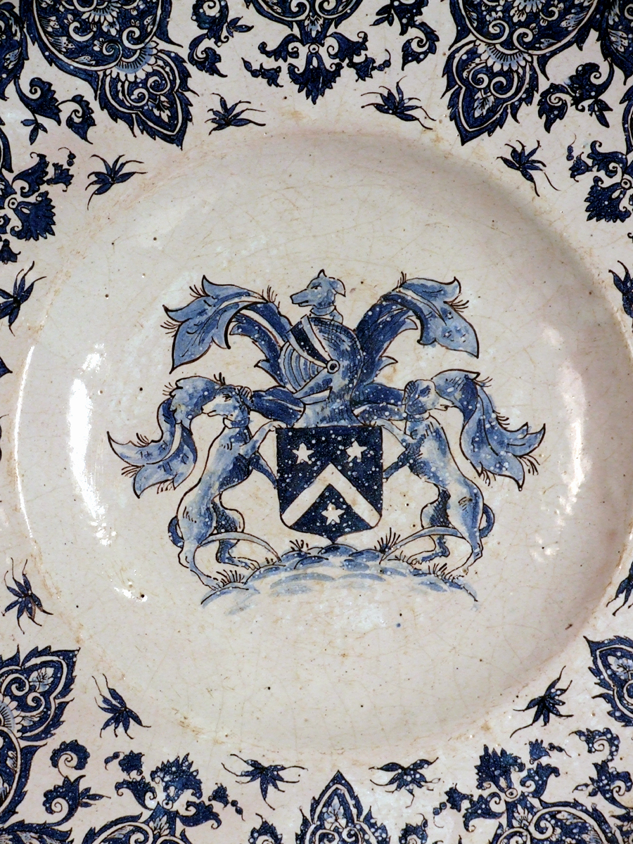 Grand plat en faence de Rouen  dcor d'armoiries et de lambrequins XVIII sicle