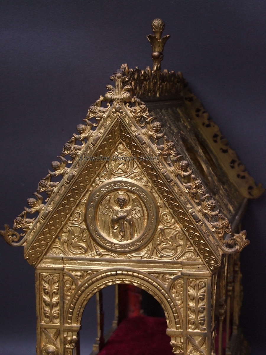 Golden-bronze-reliquary-in-the-néo-Gothic-style