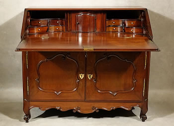 Bureau de pente ou scriban nantais &agrave; portes en acajou massif Nantes 18e si&egrave;cle