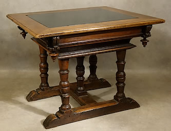 Table &agrave; jeu Renaissance en boyer sur patins dans l'esprit des tables de changeur - Alps Savoie ou Allemagne ou Tyrol &eacute;poque fin XVIe