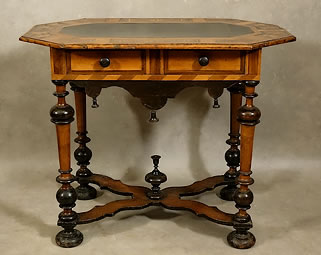 Table des Grisons marquetée à plateau d'ardoise et pied balustre Louis XII Suisse XVIIe