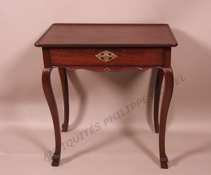 Table-cabaret-malouine-en-acajou-massif.jpg