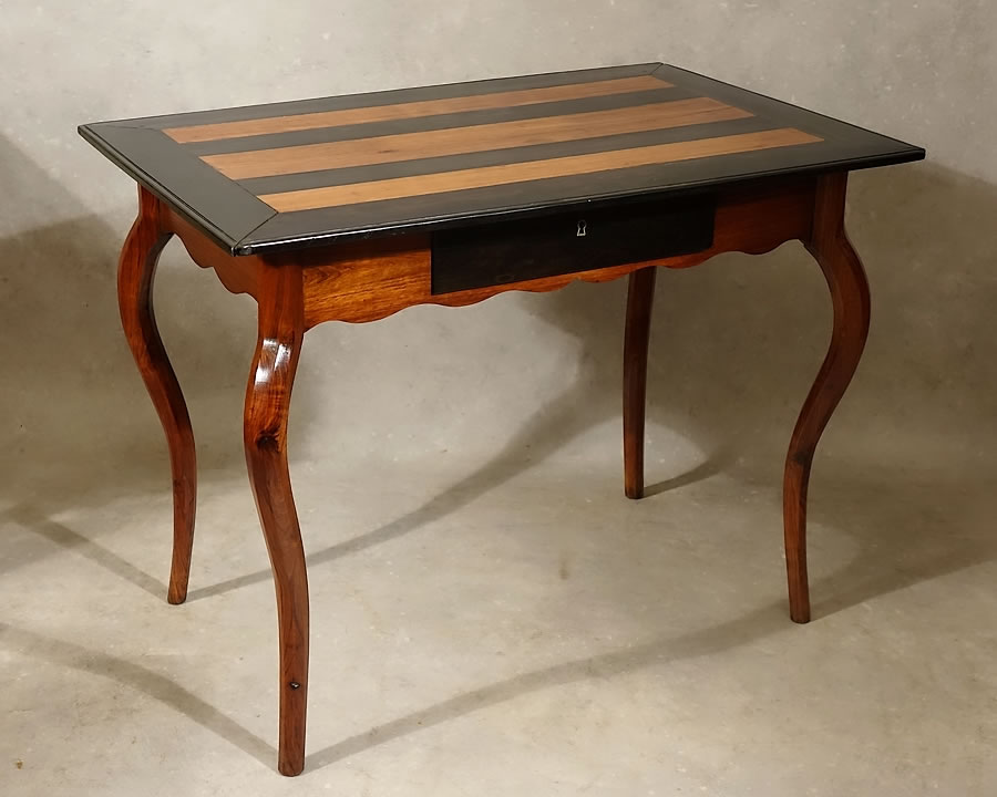 Très rare table rochelaise en bois de rose du Brésil massif et ébène des Indes La Rochelle XVIIIe