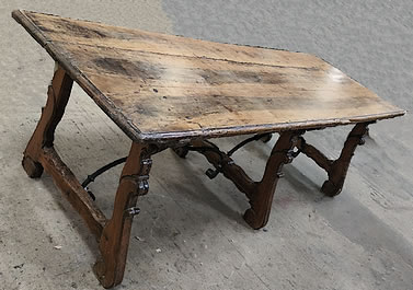 Table italienne XVIIe en noyer massif &agrave; trois pieds lyre en noyer de type espagnole Italie 17e si&egrave;cle