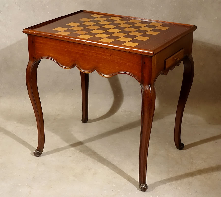 table à jeu de tric-trac et d'achec en acajou massif Nantes XVIIIe siècle