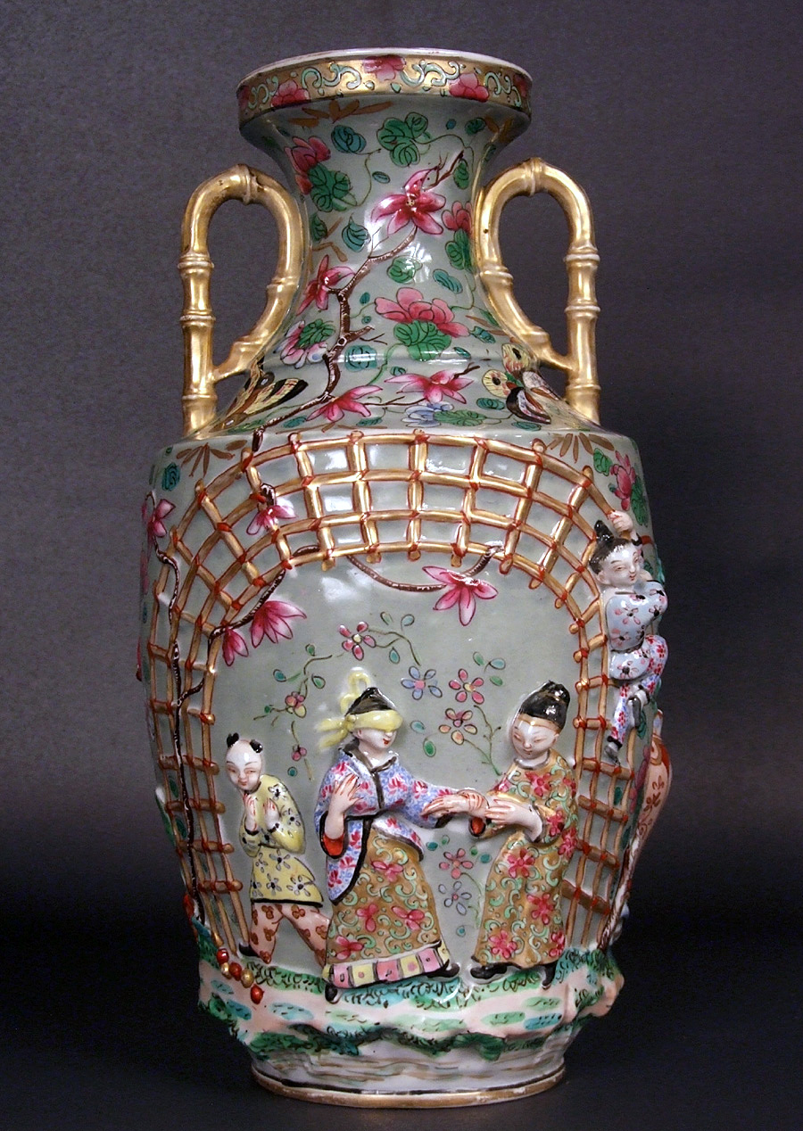 Vase en porcelaine de Bayeux  dcor de chinois en relief sur fond cladon
