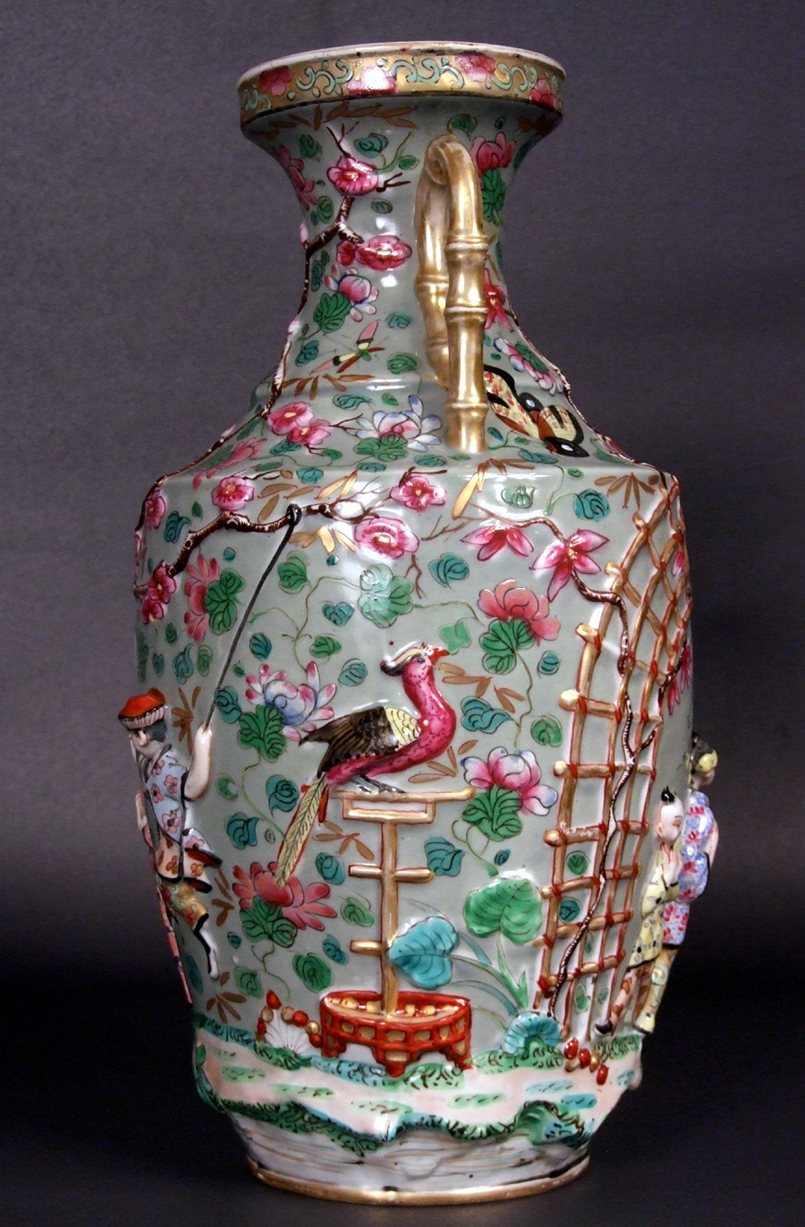 Vase en porcelaine de Bayeux décor chinois en relief